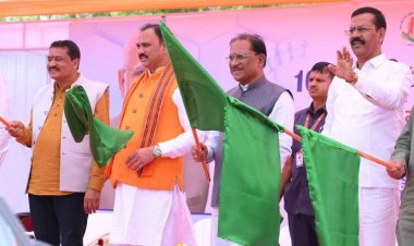 प्रदेश की लाइफलाइन हुई सशक्त: मुख्यमंत्री श्री विष्णुदेव साय ने 370 नई एम्बुलेंस को दिखाई हरी झंडी